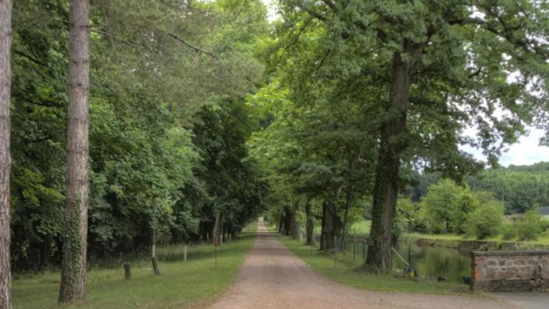 Gite De Charme Avec Parc, Tennis Et Salle De Jeux Pres D'Un Chateau A Parigny - Fr-1-496-160 0*, Parigny (Loire) France