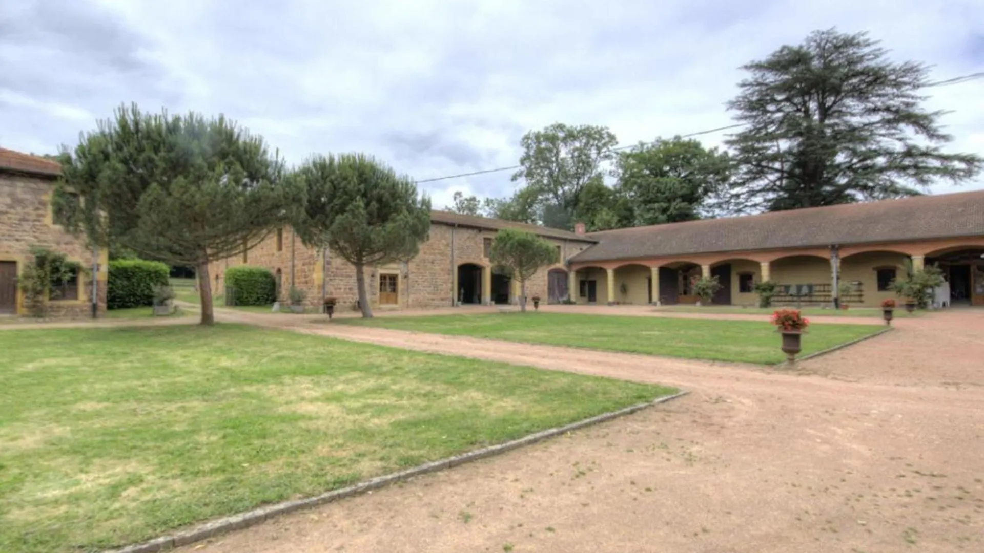 Casa de Férias Gite De Charme Avec Parc, Tennis Et Salle De Jeux Pres D'Un Chateau A Parigny - Fr-1-496-160 França